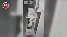 Muže zaujala okapová roura. Teď má ostudu po celém světě. VIDEO