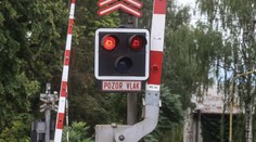 Řidič na přejezdu bojoval se závorou. Čeká ho pokuta, ale zachránil si život