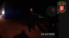 Ujížděl strážníkům, pak jim nabízel 50 tisíc. Když neuspěl, zkusil utéct