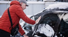Přimrzly vám dveře u auta? Návod, jak je otevřít a nepoškodit těsnění ani zámek
