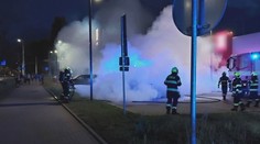 Opilý muž bez řidičáku v Pardubicích vezl v autě ženu a dítě. Vůz zničl požár