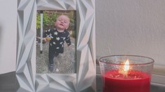 Mladé matce zemřelo jedno z dvojčat. Ocitla se bez peněz, úřady jí nepomohly