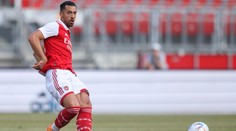 Fotbalista Arsenalu byl pobodán při nákupu. Jeden člověk po útoku zemřel