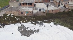 "Létající" pěna pokryla kolumbijské město. Může za to znečištěná řeka