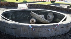 Fotbalové oslavy se změnily v tragédii. Na chlapečka (†13) se zřítila fontána
