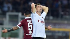 Krize AC Milán pokračuje. Další prohru umocnila i červená karta