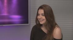 Mladičká Češka předskakuje Jasonu Derulovi, pak šprtá na maturitu. Je to divný, říká Thera