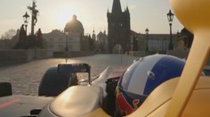 Po Karlově mostě se proháněla formule 1. Je to zneuctění, píší lidé