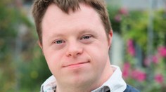 Kluk s Downovým syndromem si hrál s atrapou zbraně. Zastřelili ho