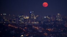 Východ unikátního obřího Měsíce ozářil noční oblohu. GALERIE