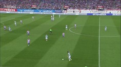 Fotbalová lahůdka. Zády k brance a z voleje dal gól PATIČKOU