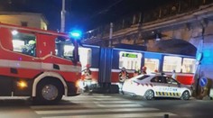 Další brněnský řidič zkoušel přetlačit tramvaj. Ta auto slisovala ke zdi
