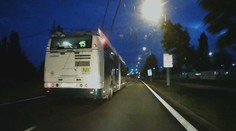 VIDEO: Riskantní manévr trolejbusu. O přestupek nešlo, uvedl magistrát