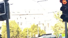 V Praze zkolabovala doprava. Auto v centru strhlo trolej