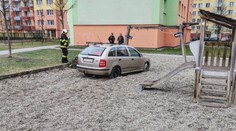 Řidič zaparkoval na dětském hřišti. Cestou poškodil několik aut