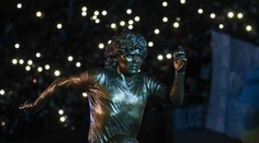 Emotivní vzpomínání na Maradonu: Socha, dresy a výhra 4:0