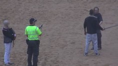 Šílenec s mečem ohrožoval Pražany! Policisté se na něj vrhli