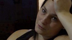Náhradní manželka z Výměny je zoufalá. Bojí se, že dítě trpí hlady