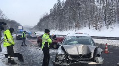 Řidič doléval ostřikovače, postupně do něj narazila další dvě auta
