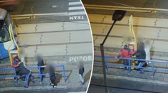 Seniora neurvale obrali na zastávce v Ostravě, i když se bránil! VIDEO