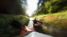 Šílenci v kajacích svištěli odvodňovacím kanálem 72km/h