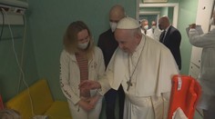 Papež navštívil nemocné ukrajinské uprchlíky v Římě. Ředitelce nemocnice věnoval speciální vzkaz