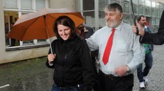 Manželce, kterou nechal popravit, přinesl Jonák po 18 letech fialové gerbery
