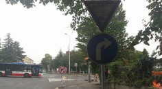 Jak projedete tuto křižovatku, aniž byste porušili předpisy?