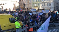 V centru Prahy se demonstrovalo, poslance Volného zadržela policie