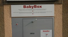 V Pardubicích našli v babyboxu zdravou holčičku, měla modré dupačky