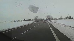 VIDEO: Co dokáže kus ledu ze střechy kamionu? Kra je jako projektil, varuje policie