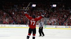 Oshie nastřílel Tučňákům hattrick, o vítězi rozhodovalo video
