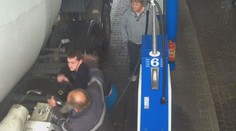 Rvačka na benzince: Muži napadli řidiče kvůli místu u stojanu! VIDEO