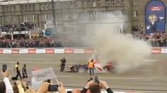 Plameny a hustý kouř! Formule při exhibici začala hořet