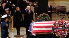 USA truchlí, Georgi Bushovi staršímu se přišel poklonit i Trump