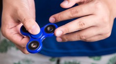 VIDEO: Fenomén Fidget Spinner! Naučte se snadné a skvělé triky