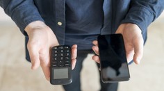 Varování pro lidi, kteří si nechávají v šuplíku starý telefon: Hrozí velké nebezpečí