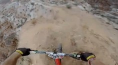 VIDEO: Šílený sjezd! Kaňonem se prohnal horském kole