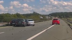 Nehoda v přímém přenosu. Chyba při předjíždění způsobila hromadnou srážku na hradecké dálnici