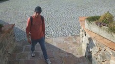 Policie hledá muže, který si z penzionu odnesl desítky tisíc. Zachytila ho kamera