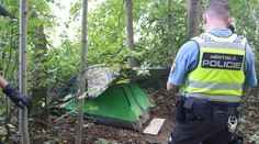 Uklízeč okřikl bezdomovce, ten mu dal ránu holí a vytáhl zbraň