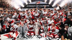 Carolina po 20 letech slaví Stanley Cup. Vegas s Hertlem vynulovala