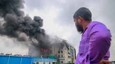 Majitele bangladéšské továrny, v které uhořelo 52 lidí, zatkla policie