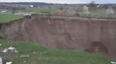 Vesnice hrůzy: Obří jáma tam polyká domy a pořád roste! VIDEO