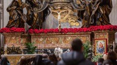 Papež sloužil půlnoční mši téměř bez lidí a dříve kvůli zákazu vycházení