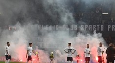 Sparta vedla, kotel zasypal hřiště světlicemi. Zbytek stadionu ho vypískal
