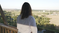 Rozhledna Svákov stojí na historickém hradišti. Možná tu na vás vybafne i Doudlo
