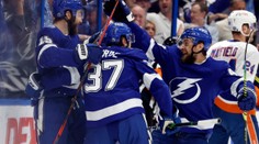 Těžká rána pro Islanders, Tampa je ztrestala osmi góly. Pálil i Palát