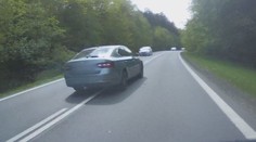 VIDEO: Polilo mě horko, říká řidič autobusu. Agresor v superbu ho málem vytlačil ze silnice
