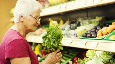 Seniorce u pokladny chyběly peníze na nákup. Reakce zákazníka všechny zaskočila